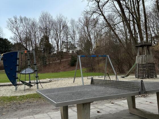 Tischtennis auf dem Spielplatz
