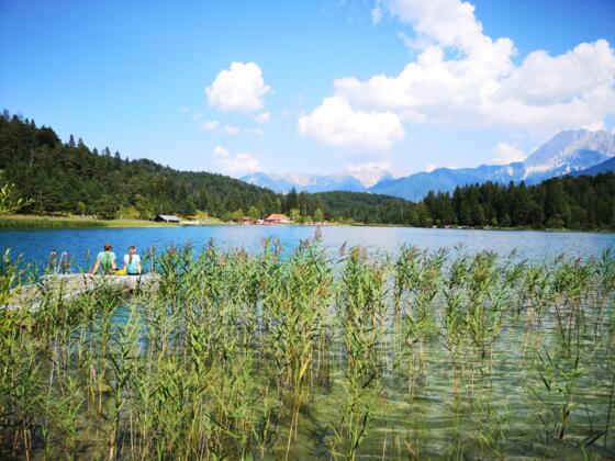 Steg am Lautersee bei Mittenwald in Bayern