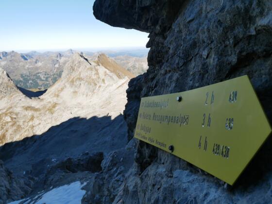 Wegweiser an der Kleinen Steinscharte