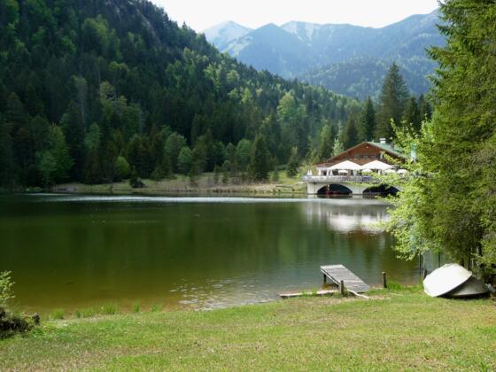 Der Pflegersee mit Blick auf den Berggasthof.