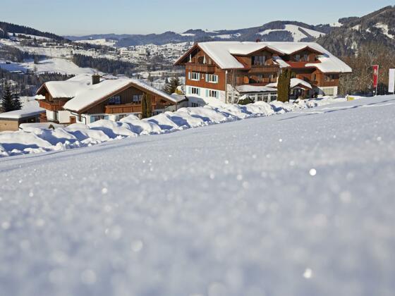 Hausansicht mit Schnee im Vordergrund