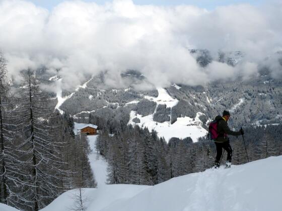 Noch ein paar Schwünge durch den Pulverschnee, dann folgt der Einkehrschwung in die Kleinarler Hütte.