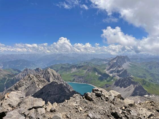 Am Gipfel mit Blick Richtung Lünersee