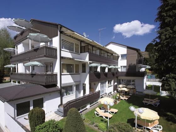 Gartenansicht mit sonniger Liegewiese 2