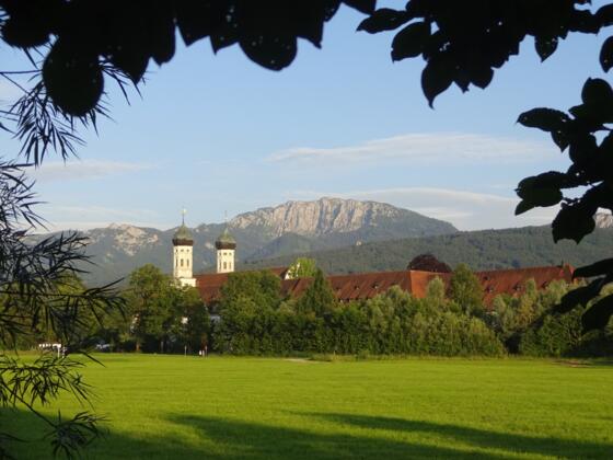 Kloster Benediktbeuern mit Benediktenwand