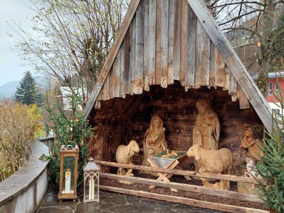 Lebensgroße Zirbenkrippe