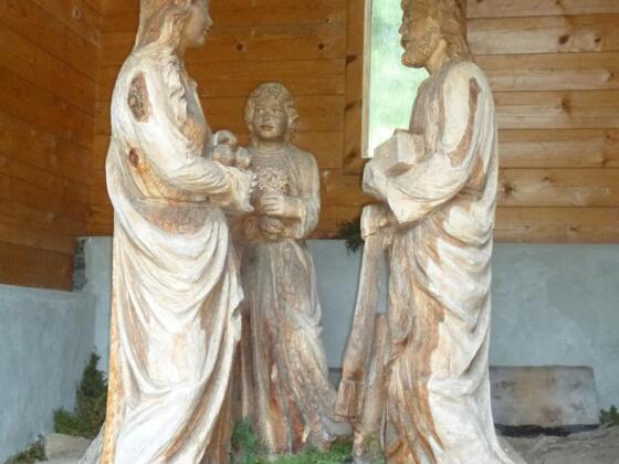 Figuren aus drei noch verwachsenen Zirbenbäumen geschnitzt