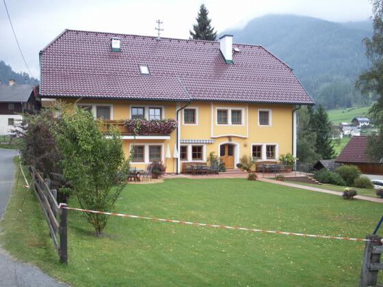 Gästehaus Macheiner mit Wiese im Vordergrund