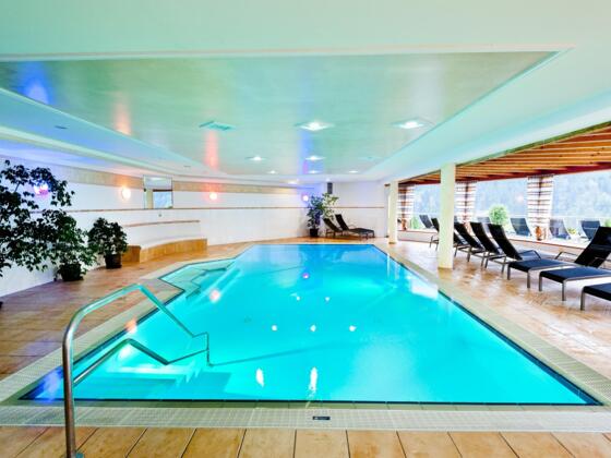 Schwimmbad mit Panoramablick