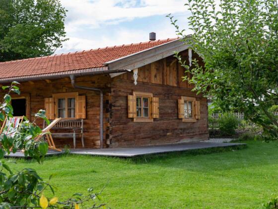 Glasnalm inmitten von Obstbäumen