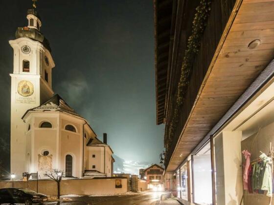 Die Pfarrkirche in Oberaudorf bei Nacht