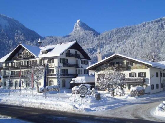 Außenansicht im Winter - Kreuth versinkt im Schnee