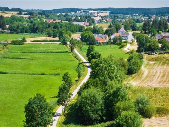 Bockerlradweg bei Rudelzhausen mit Schimmelkapelle