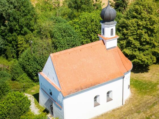 Luftaufnahme der Schimmelkapelle St. Stephan bei Enzelhausen