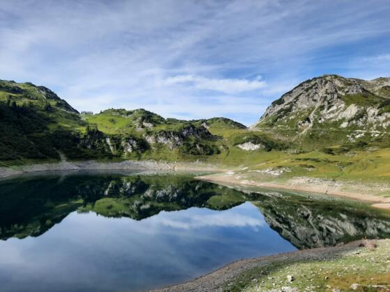 Formarinsee mit Freiburger Hütte im Hintergrund