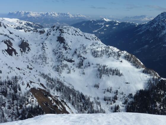 Ausblick vom Scheibenkogel Richtung Tennengebirge - Gosaukamm, im Vordergrund Maureck