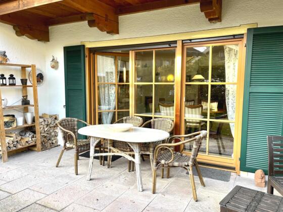 Terrasse mit Sitzmöglichkeit, Grill und Garten mit Blick auf die Berge