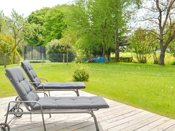 Holzterrasse und Garten