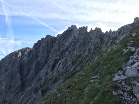 Die letzten Meter auf der Schrofenwiese, bevor das Gelände wieder steiler wird.