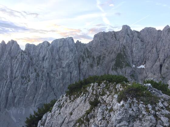 Blick vom Mitterkaiser auf die Aufstiegsroute und den Gipfel der Ackerlspitze