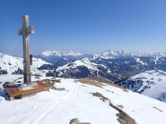 Hohe Penhab Gipfelkreuz mit Blick zu den Loferer und Leoganger Steinbergen