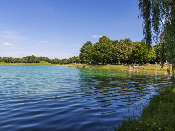 Badende am Emmeringer See