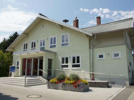 Außenaufnahme der Schloßberghalle in Peiting