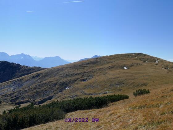 Lausbichel, links daneben Scharfeck und dahinter die Zugspitze