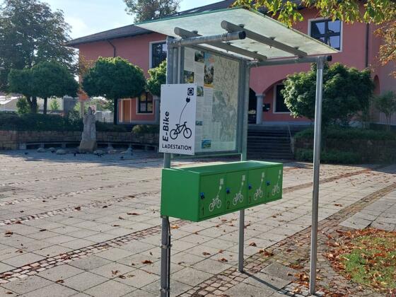 Ladestation mit verschließbaren Fächern mit Pfandschlüssel-System