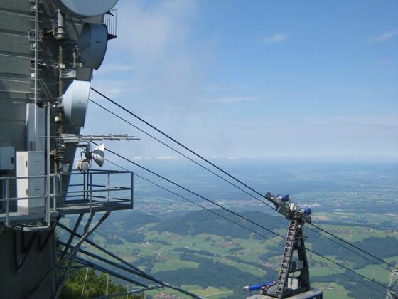 Gondel der Hochriesbahn bei der Einfahrt in die Bergstation.