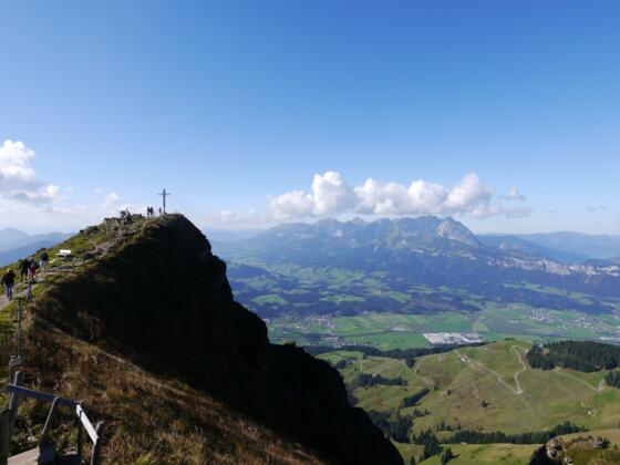 "Gipfelkreuz" des Kitzbüheler Horns auf einem Felsvorsprung unterhalb des eigentlichen Gipfels