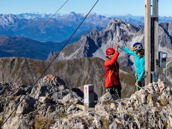 Abklatschen am Gipfel der Roggspitze.