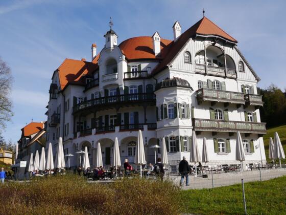 Das Restaurant Alpenrose am See mit großer Sonnenterrasse.