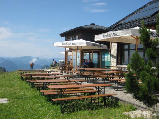 Auf der Terrasse der Hochrieshütte.