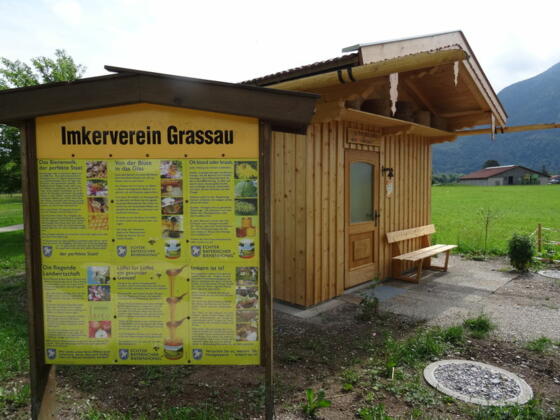 Bienenschauhaus Grassau mit Infotafel