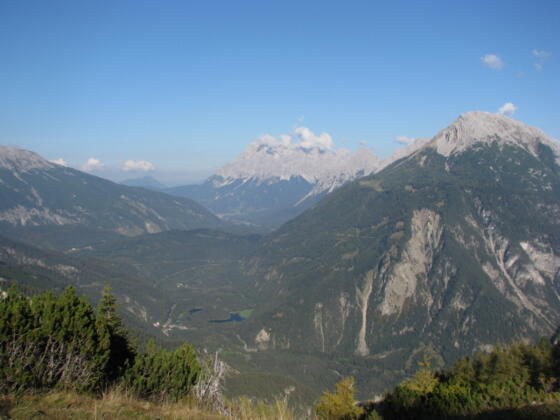 Blick vom Dirstentrittkreuz über das Tegestal und den Fernpass zur Zugspitze