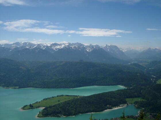 Walchensee - Die Halbinsel Zwergern mit dem Bergrücken Katzenkopf.