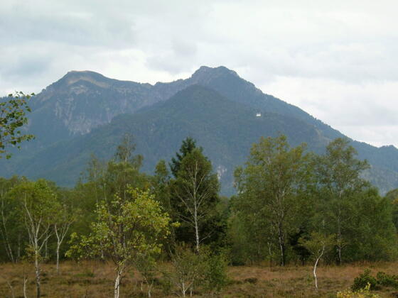 Der Schnappenberg (vorne) mit der Schnappenkirche.