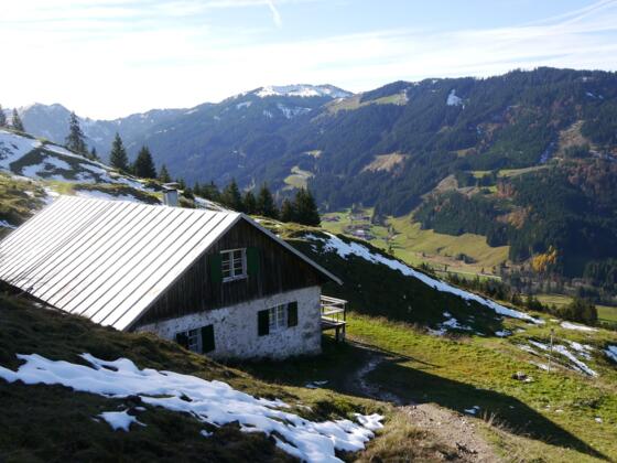 Die Älpele-Alpe unterhalb des Sorgschrofens