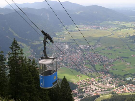 Eine Gondel der Laberbergbahn auf dem Weg von der Bergstation ins Tal.