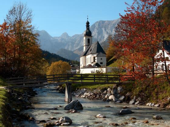 Die Pfarrkirche St. Sebastian in Ramsau - im Hintergrund die Reiteralpe.