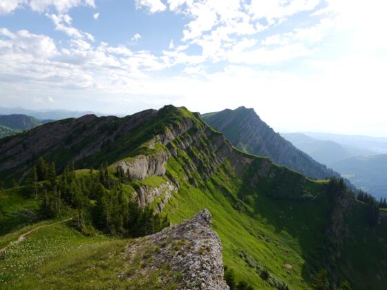 Ausblick vom Buralpkopf auf Gündleskopf und Rindalphorn