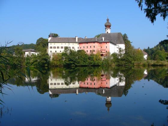 Blick auf das Kloster Höglwörth, ein ehemaliges Kloster der Augustiner-Chorherren.