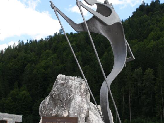 Denkmal für den erfolgreichen deutschen Biathleten Ricco Groß in der Chiemgau Arena.