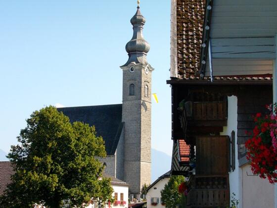 Blick auf die Pfarrkirche Mariä Himmelfahrt in Anger.