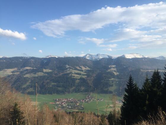 Blick von der Salmaser Höhe auf das Rindalphorn (Mitte)