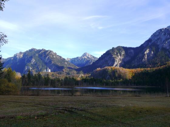 Schwansee - dahinter Schloss Neuschwanstein, Tegelberg, Hoher Straußberg und Säuling