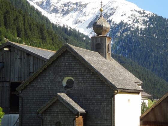 Die St. Martinskapelle in Tschafein.