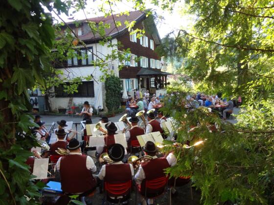Standkonzert vor dem Gasthof Krone