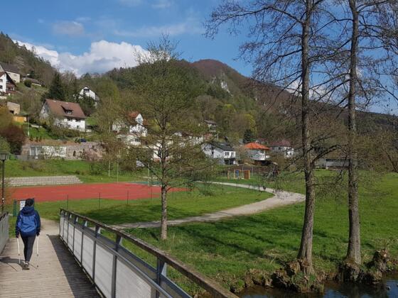 Holzbrücke über Wiesent am Sportgelände / Grundschule